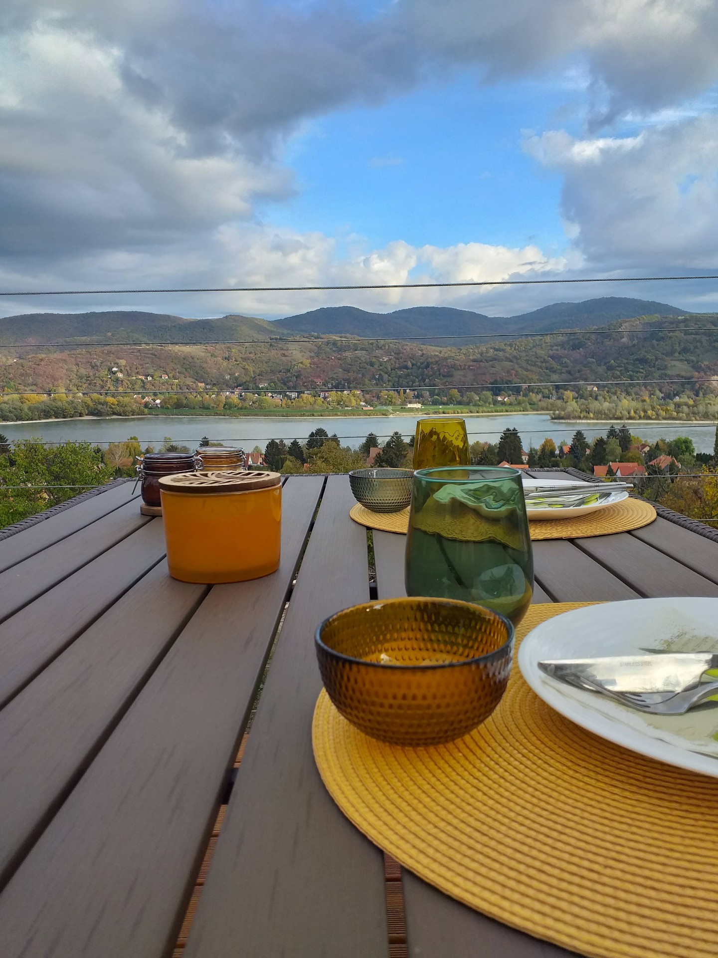 Teraszon az asztal gyönyörű kilátással megterítve